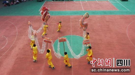 舞火龙,迎龙年。杨尚威摄 舞火龙,迎龙年。杨尚威摄