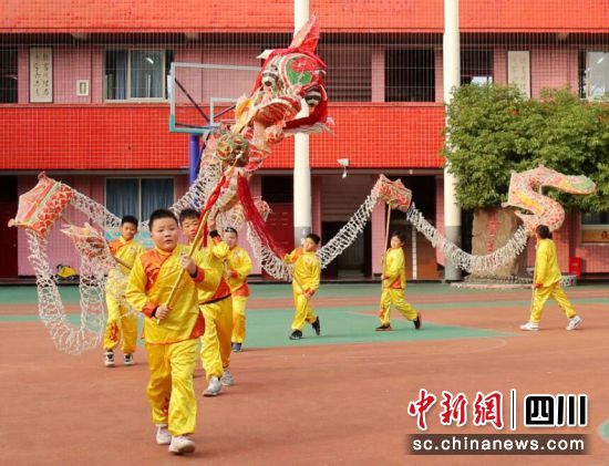 舞火龙,迎龙年。汪静摄 舞火龙,迎龙年。汪静摄