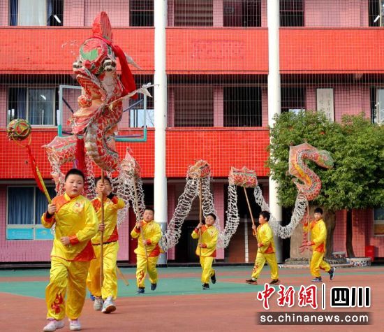 舞火龙,迎龙年。汪静摄 舞火龙,迎龙年。汪静摄