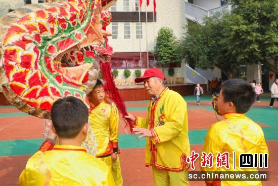 舞火龙,迎龙年。杨尚威摄 舞火龙,迎龙年。杨尚威摄