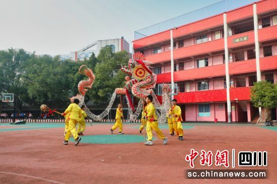 舞火龙,迎龙年。杨尚威摄 舞火龙,迎龙年。杨尚威摄