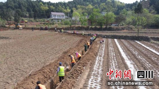 群众修建沟渠。 梓潼县融媒体中心供图 群众修建沟渠。 梓潼县融媒体中心供图