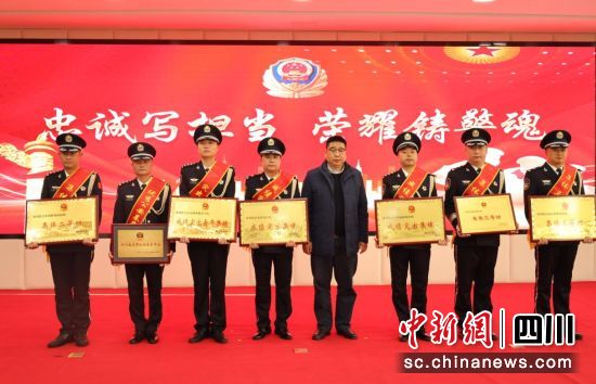 向年度优秀集体和个人颁奖。汶川县委宣传部 供图 向年度优秀集体和个人颁奖。汶川县委宣传部 供图