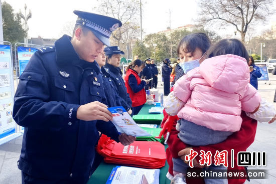 为群众讲解反诈知识。 游仙区融媒体中心供图 为群众讲解反诈知识。 游仙区融媒体中心供图