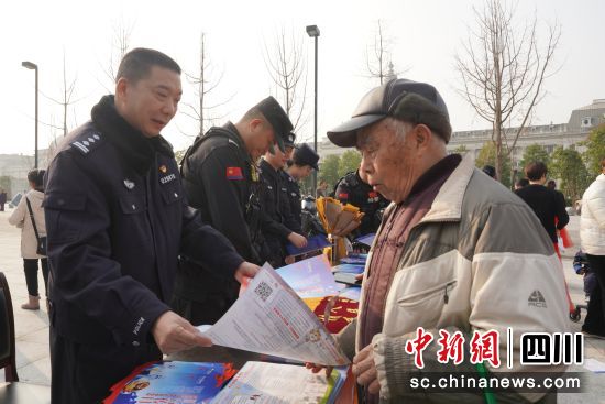 向群众发放宣传资料。 绵阳市公安局科技城新区分局供图 向群众发放宣传资料。 绵阳市公安局科技城新区分局供图