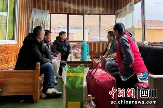 党员干部入户走访调研。色达融媒中心供图 党员干部入户走访调研。色达融媒中心供图