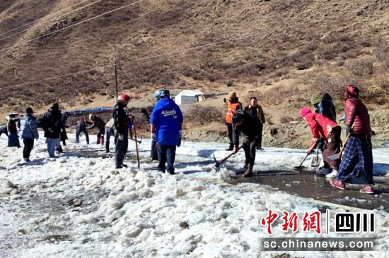 党员干部和群众一起清理道路结冰及时消除安全隐患。色达融媒中心供图 党员干部和群众一起清理道路结冰及时消除安全隐患。色达融媒中心供图