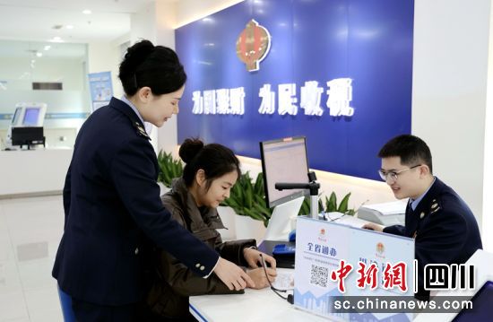 税务工作人员辅导办税人员办理相关业务。(资料图)成都税务供图 税务工作人员辅导办税人员办理相关业务。(资料图)成都税务供图