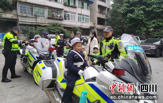 幼儿进警营活动。大安交警 供图 幼儿进警营活动。大安交警 供图