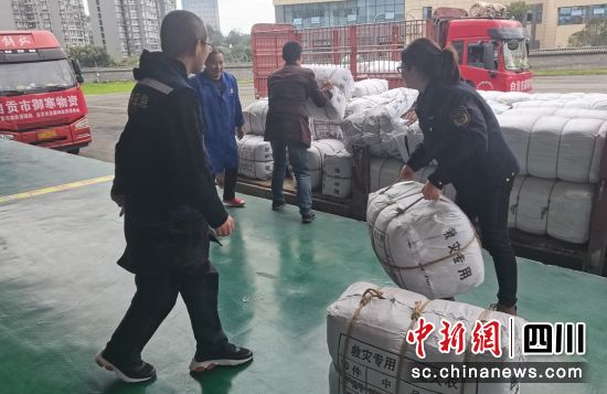 搬运御寒物资。贡井融媒 供图 搬运御寒物资。贡井融媒 供图