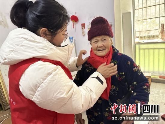 志愿者帮助老人穿衣。嘉陵区鸢尾花社会工作服务中心供图 志愿者帮助老人穿衣。嘉陵区鸢尾花社会工作服务中心供图