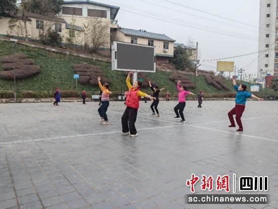 居民在宽敞整洁的广场上翩翩起舞。陈小雄 摄 居民在宽敞整洁的广场上翩翩起舞。陈小雄 摄