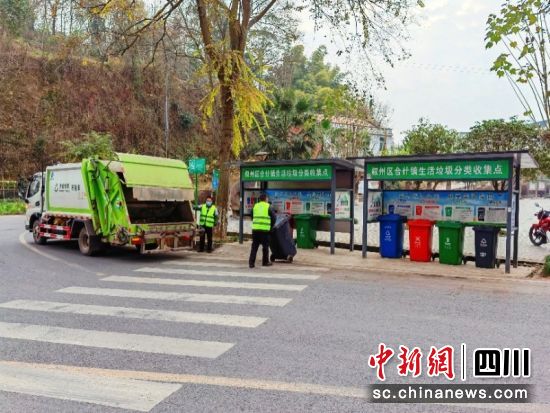 垃圾亭内有序摆放的垃圾分类桶格外引人注目。陈小雄 摄 垃圾亭内有序摆放的垃圾分类桶格外引人注目。陈小雄 摄