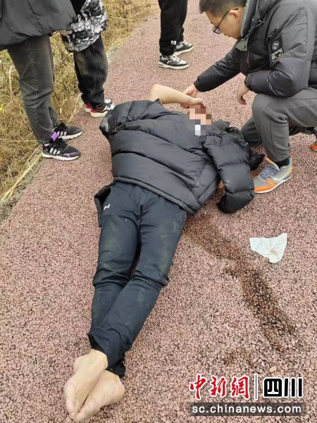 图为救人现场。成都市第五人民医院 供图 图为救人现场。成都市第五人民医院 供图