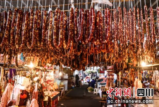 挂摆成堆的香肠腊肉等年货,氛围满满。杨晓川 摄 挂摆成堆的香肠腊肉等年货,氛围满满。杨晓川 摄