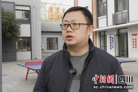 瘾食文化联合创始人兼CEO、四川省网络代表人士联谊会副会长徐林飞接受媒体采访。成都市委统战部供图 瘾食文化联合创始人兼CEO、四川省网络代表人士联谊会副会长徐林飞接受媒体采访。成都市委统战部供图