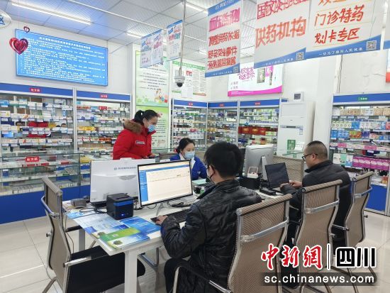 群众正在办理业务。 游仙区融媒体中心供图 群众正在办理业务。 游仙区融媒体中心供图