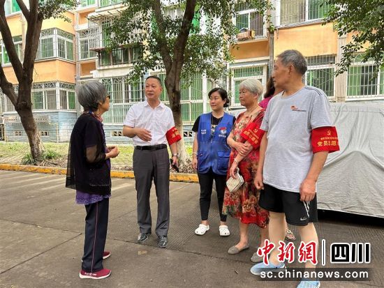 为群众讲解治安政策。 旌阳区融媒体中心供图 为群众讲解治安政策。 旌阳区融媒体中心供图