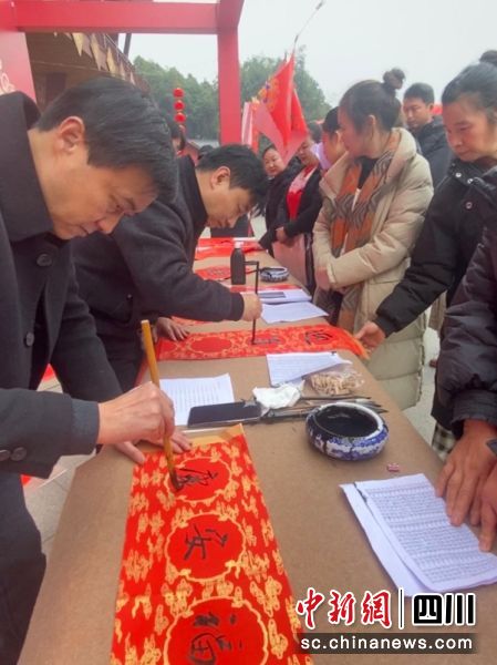 免费为市民写春联。沈小芳 摄 免费为市民写春联。沈小芳 摄