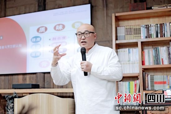 “源饪”饮食文化艺术研究学者王强畅谈“源饪”饮食文化。张斌 摄 “源饪”饮食文化艺术研究学者王强畅谈“源饪”饮食文化。张斌 摄
