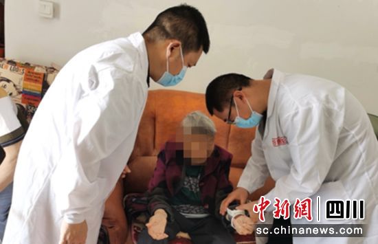 “健康敲门”行动。荣县卫健 供图 “健康敲门”行动。荣县卫健 供图