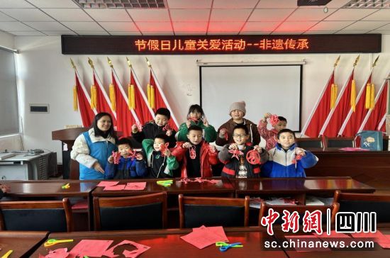 孩子们展示剪纸作品。 罗江区委宣传部供图 孩子们展示剪纸作品。 罗江区委宣传部供图