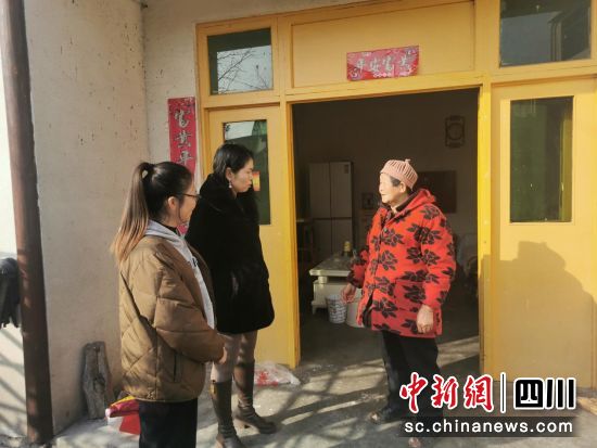 “进家门”走访群众。 广汉市三水镇供图 “进家门”走访群众。 广汉市三水镇供图