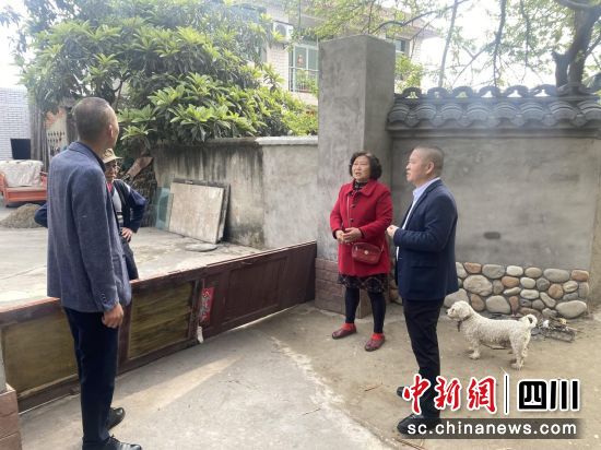 镇村干部与群众交流协商。 广汉市三水镇供图 镇村干部与群众交流协商。 广汉市三水镇供图