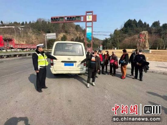 交警检查超员车辆。 绵阳公安交警直属三大队供图 交警检查超员车辆。 绵阳公安交警直属三大队供图