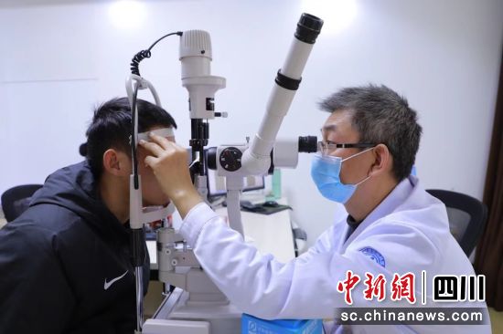 医生正在为刘云做术前全面检查。清林 摄 医生正在为刘云做术前全面检查。清林 摄