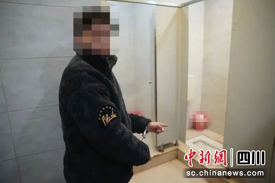 指认作案现场。富顺警方 供图 指认作案现场。富顺警方 供图