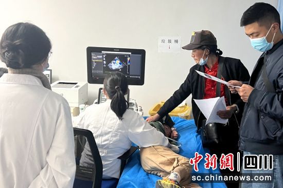 患儿正在接受检查。叶强平 摄 患儿正在接受检查。叶强平 摄