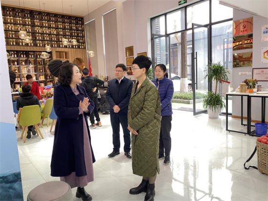 成华区委常委、统战部部长张明英带队调研走访成都瘾食文化传媒有限公司。成华区委统战部供图 成华区委常委、统战部部长张明英带队调研走访成都瘾食文化传媒有限公司。成华区委统战部供图