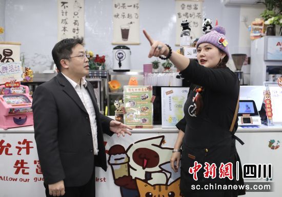 近日,在亚台青(成都)海峡青年创业园内,郭弘扬与台青陈韵如交流。王磊摄 近日,在亚台青(成都)海峡青年创业园内,郭弘扬与台青陈韵如交流。王磊摄