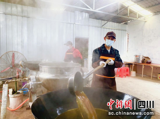 熬煮甘蔗汁。陈俊吉 摄 熬煮甘蔗汁。陈俊吉 摄