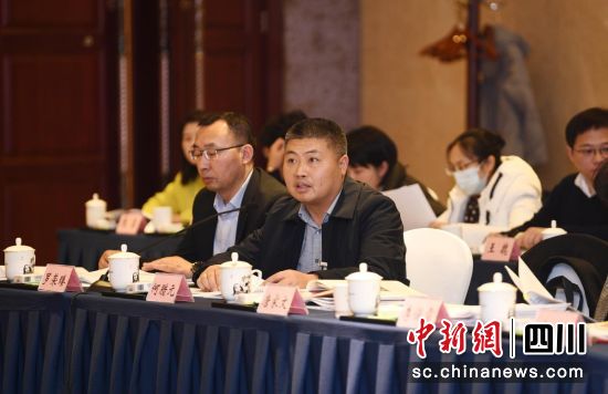 何腊元参加分组讨论。受访者供图 何腊元参加分组讨论。受访者供图