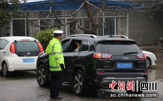交警上路执勤保平安。荣县公安交警 供图 交警上路执勤保平安。荣县公安交警 供图