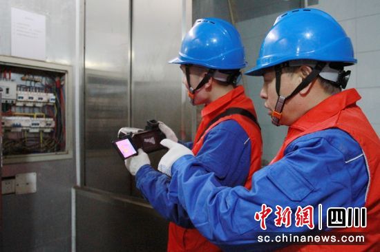 电力运维人员正在检查寺庙配电柜。龙泉驿供电供图 电力运维人员正在检查寺庙配电柜。龙泉驿供电供图