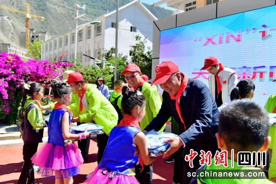 2023年5月29日,四川天府新区组织民营企业赴甘孜州康定市开展爱心捐赠。四川天府新区统战部供图 2023年5月29日,四川天府新区组织民营企业赴甘孜州康定市开展爱心捐赠。四川天府新区统战部供图