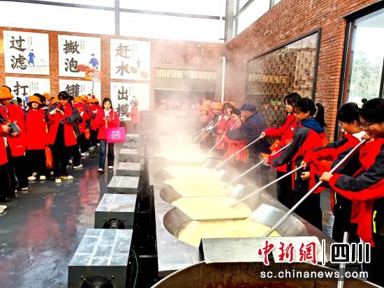 学生体验传统手工熬糖工艺。内江市市中区委宣传部供图 学生体验传统手工熬糖工艺。内江市市中区委宣传部供图