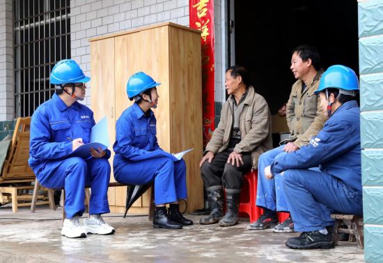 蒙媛和同事们走村入户开展调研并收集建议。受访者供图 蒙媛和同事们走村入户开展调研并收集建议。受访者供图