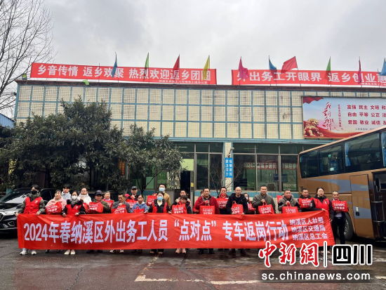 外出农民工展示爱心大礼包。纳溪区委统战部供图 外出农民工展示爱心大礼包。纳溪区委统战部供图