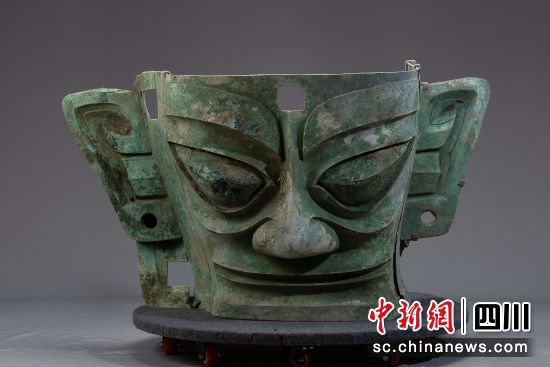 　　三星堆出土的青铜大面具，是目前已知全世界同时期最大的青铜面具。四川省文物考古研究院供图