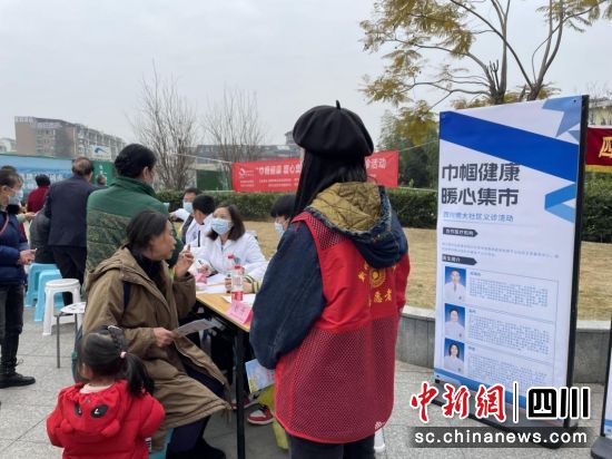 四川师大社区志愿者现场引导居民参与义诊。徐祺琦 摄 四川师大社区志愿者现场引导居民参与义诊。徐祺琦 摄