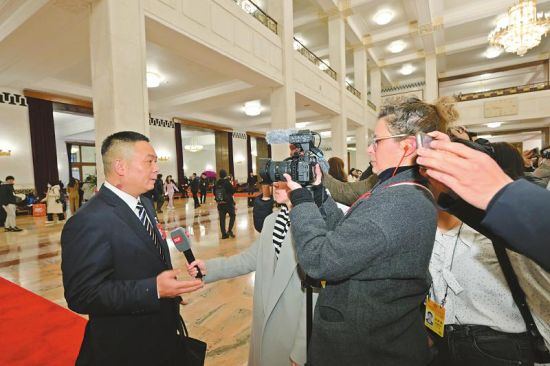 刘忠代表(左)在人民大会堂接受中外记者采访。 刘忠代表(左)在人民大会堂接受中外记者采访。