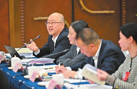 张祖涛代表(左一)就加强创新人才队伍建设发言。 张祖涛代表(左一)就加强创新人才队伍建设发言。