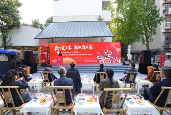 “万企兴万村”行动引导民营企业助力乡村振兴。中共成都市委统战部 供图 “万企兴万村”行动引导民营企业助力乡村振兴。中共成都市委统战部 供图
