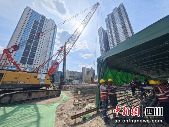 正在加紧施工现场。黄成薇 摄 正在加紧施工现场。黄成薇 摄