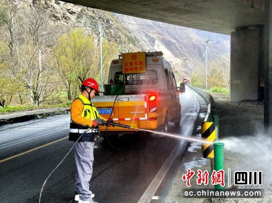 汶川全力推进路域环境整治。汶川县委宣传部供图 汶川全力推进路域环境整治。汶川县委宣传部供图
