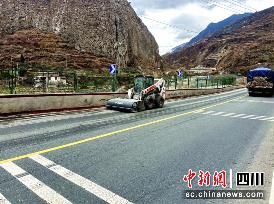 汶川全力推进路域环境整治。汶川县委宣传部供图 汶川全力推进路域环境整治。汶川县委宣传部供图